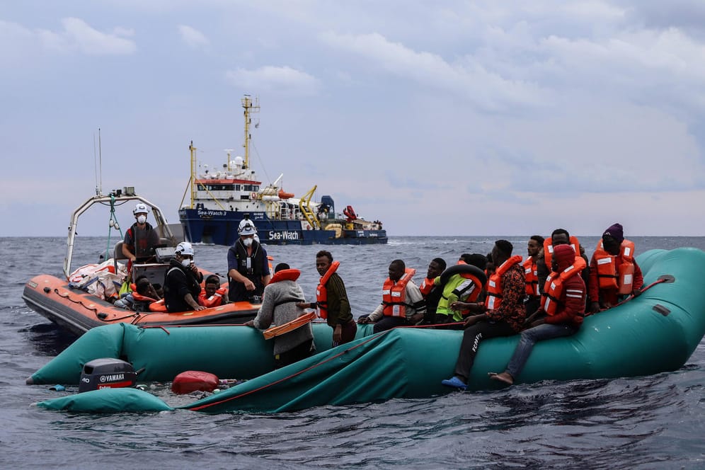 Migranten werden auf dem Mittelmeer gerettet (Archivbild): Im Dezember 2021 starben mindestens 30 Menschen, als ihre Boote sanken.