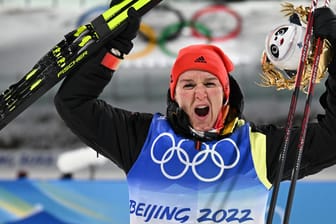 Denise Herrmann bei der Siegerehrung: Die deutsche Biathletin überraschte im Einzel.