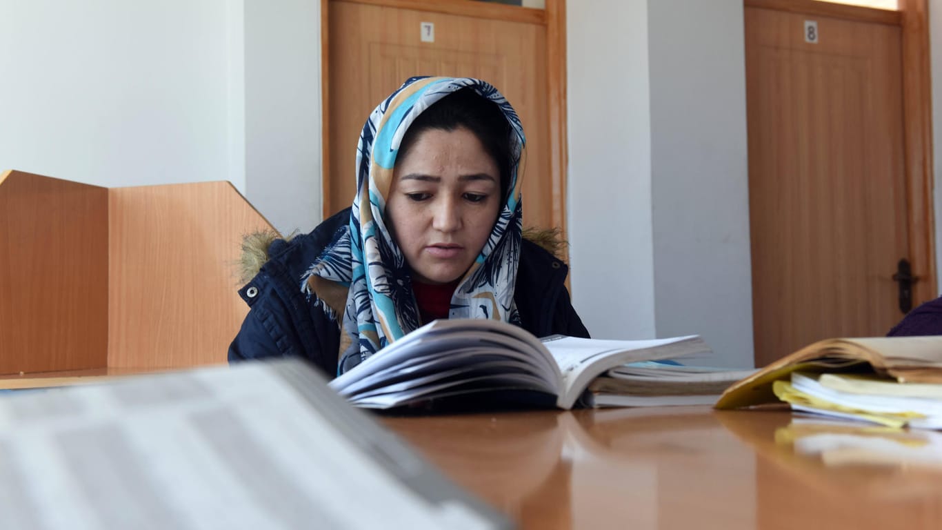 Mädchen bei einem Lesewettbewerb: "Offiziell" haben die Taliban Bildung für Frauen nie verboten.