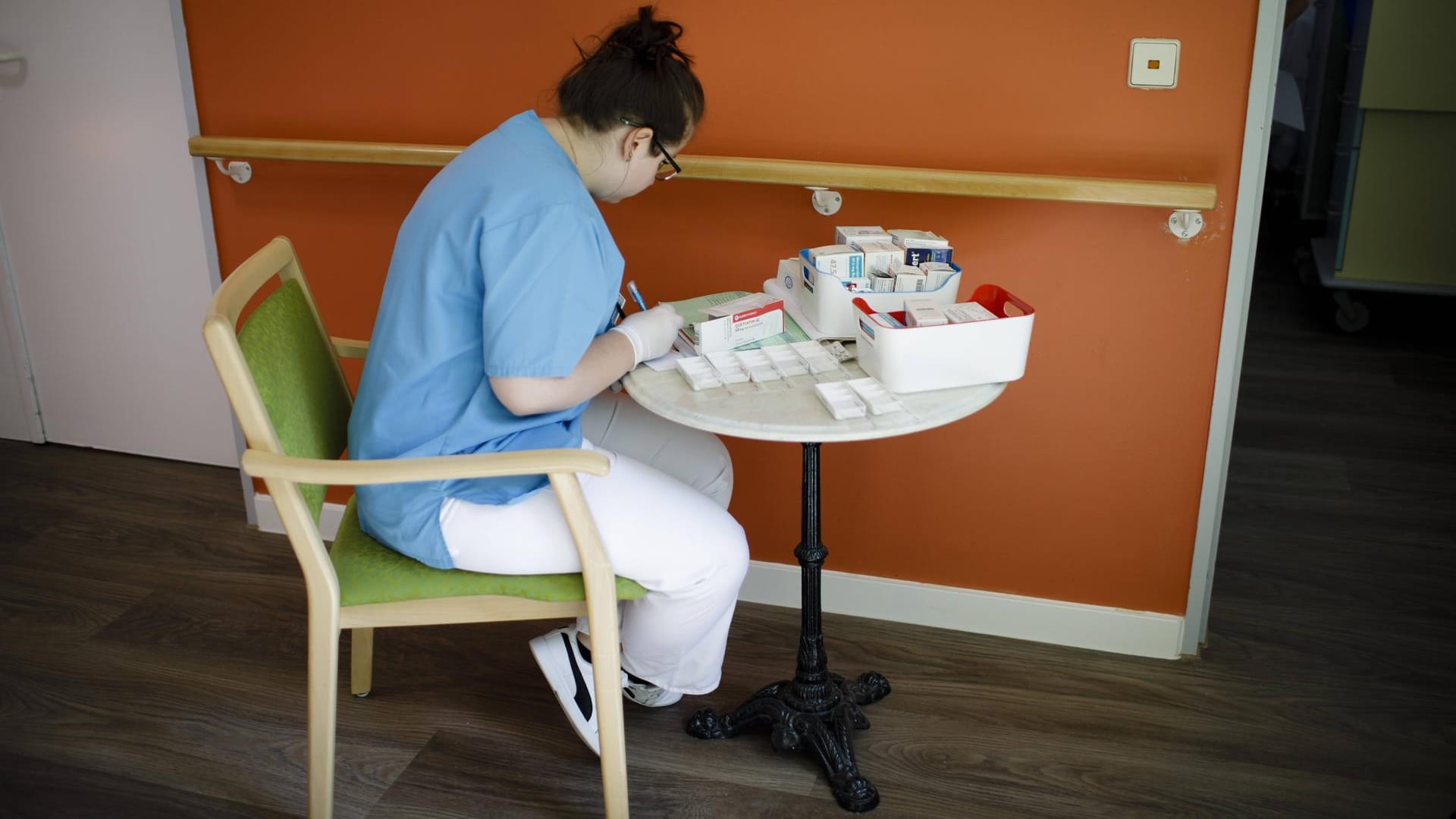 Angestellte eines Pflegeheims während der Arbeit (Symbolbild): 121 stationäre Pflegeeinrichtungen und ambulante Pflegedienste in Hamburg halten sich an die tarifliche Regelung. Angestellte eines Pflegeheims während der Arbeit (Symbolbild): 121 stationäre Pflegeeinrichtungen und ambulante Pflegedienste in Hamburg halten sich an die tarifliche Regelung.