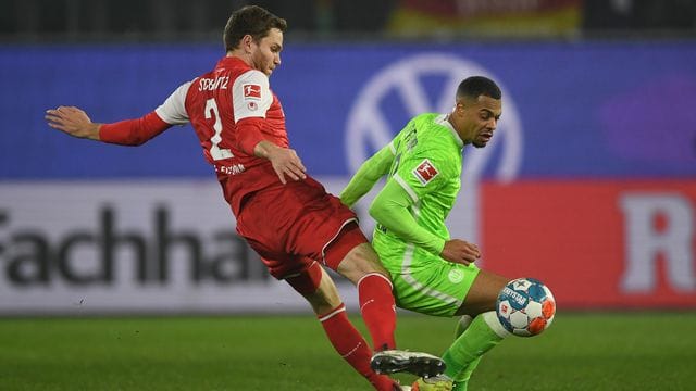 Wolfsburgs Lukas Nmecha (r) behauptet im Zweikampf gegen Kölns Benno Schmitz den Ball. Wolfsburgs Lukas Nmecha (r) behauptet im Zweikampf gegen Kölns Benno Schmitz den Ball.