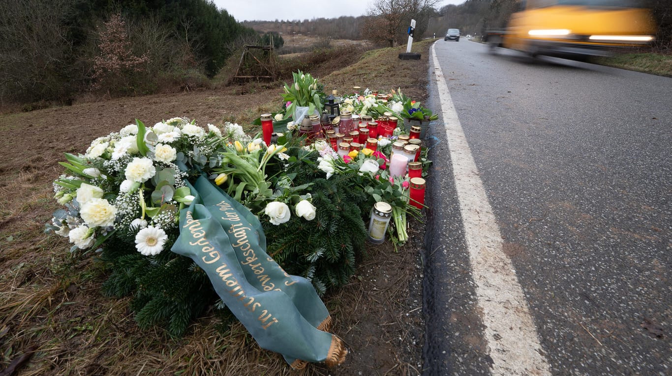 Blumen und Kerzen stehen an dem Tatort: Die Polizisten wurden bei einer Verkehrskontrolle erschossen.