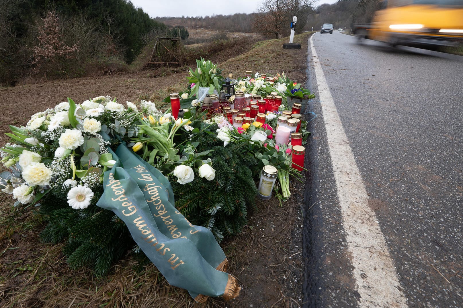 Blumen und Kerzen stehen an dem Tatort: Die Polizisten wurden bei einer Verkehrskontrolle erschossen.
