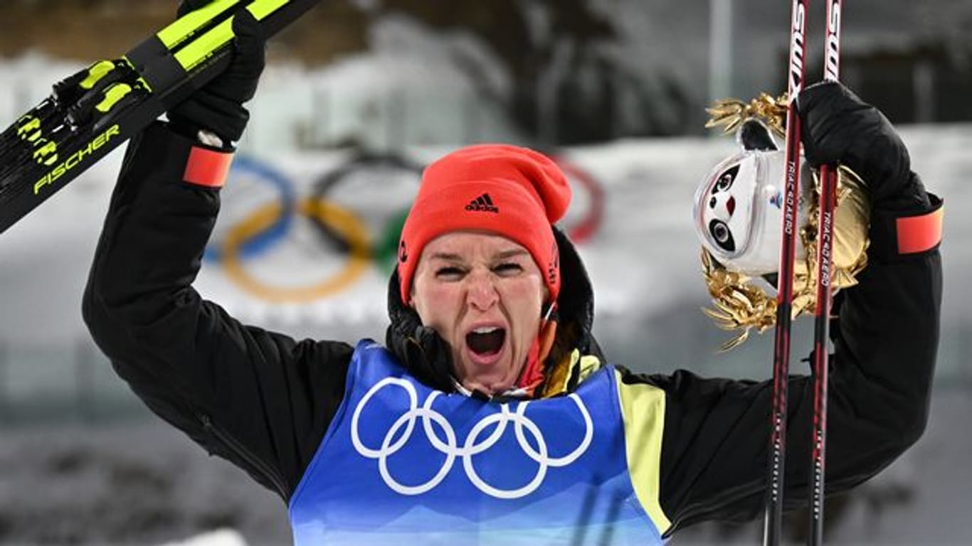 Denise Herrmann feiert den Gewinn der Goldmedaille.
