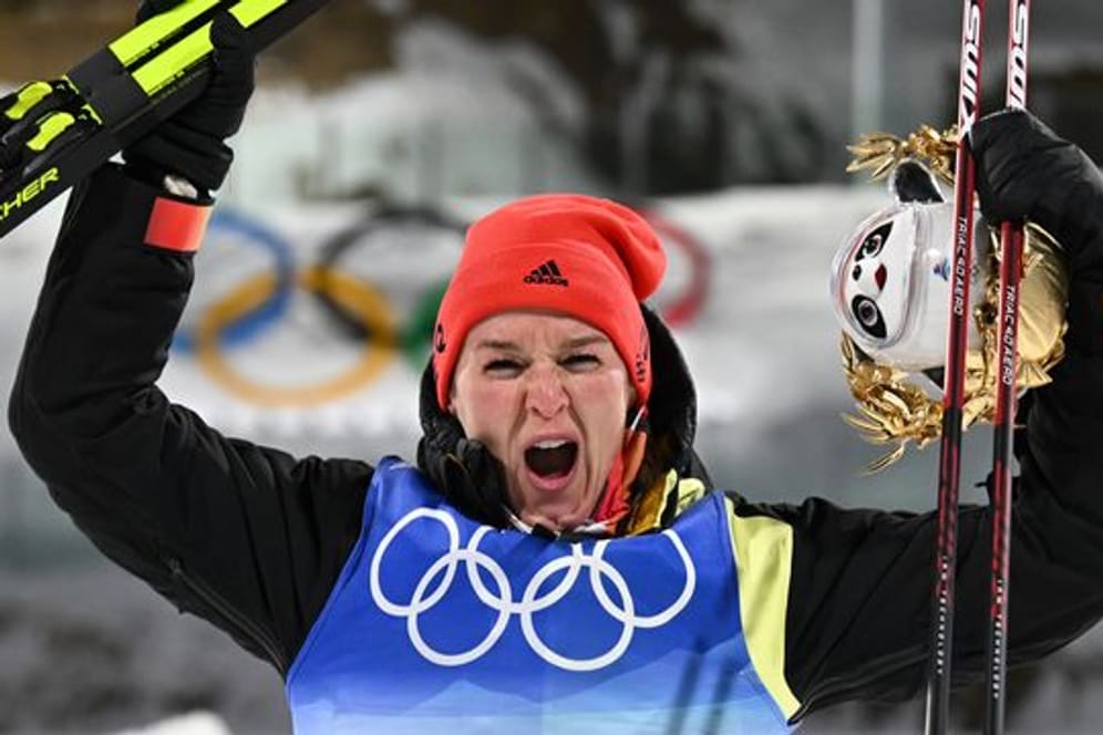 Denise Herrmann feiert den Gewinn der Goldmedaille.