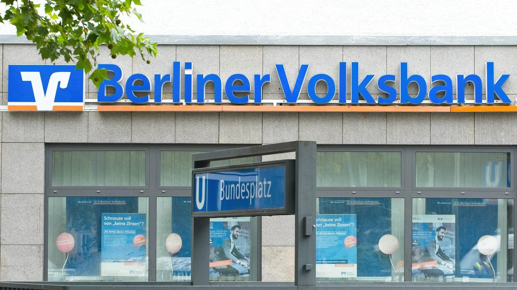 Filiale der Berliner Volksbank (Archivbild): Das Kreditinstitut verlangt bis zu minus 1 Prozent Strafzinsen.