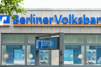 Filiale der Berliner Volksbank (Archivbild): Das Kreditinstitut verlangt bis zu minus 1 Prozent Strafzinsen.