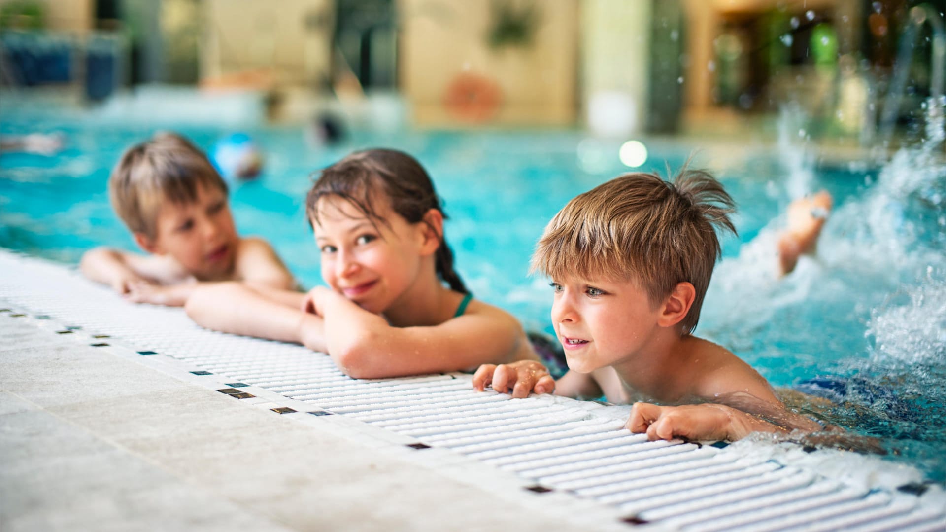 Kinder im Schwimmbad