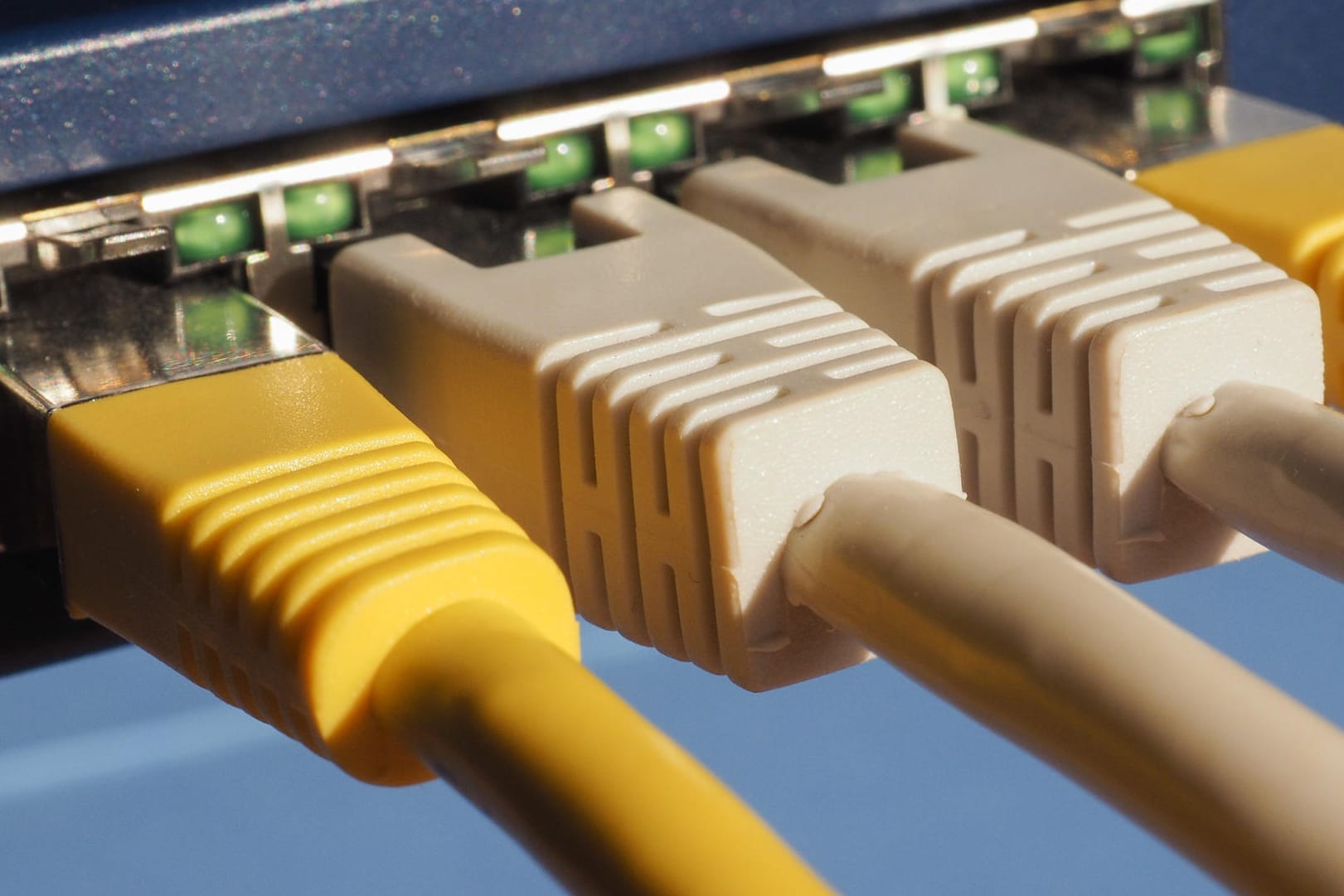 Kabel in einem Internet-Router (Symbolbild): Der deutsche Hersteller Devolo hat ein Schutzschirmverfahren eröffnet. Kabel in einem Internet-Router (Symbolbild): Der deutsche Hersteller Devolo hat ein Schutzschirmverfahren eröffnet.