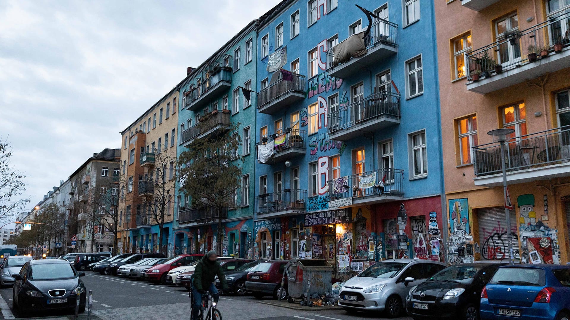 Blick auf das blaue Haus in der Rigaer Straße 94: Beim Landgericht Berlin wurde erneut eine Räumungsklage der Eigentümergesellschaft gegen die Linksautonomen-Kneipe «Kadterschmiede» im Seitenflügel des Gebäudekomplexes geprüft. Blick auf das blaue Haus in der Rigaer Straße 94: Beim Landgericht Berlin wurde erneut eine Räumungsklage der Eigentümergesellschaft gegen die Linksautonomen-Kneipe «Kadterschmiede» im Seitenflügel des Gebäudekomplexes geprüft.