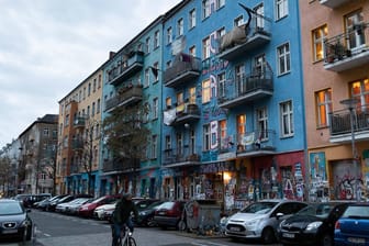 Blick auf das blaue Haus in der Rigaer Straße 94: Beim Landgericht Berlin wurde erneut eine Räumungsklage der Eigentümergesellschaft gegen die Linksautonomen-Kneipe «Kadterschmiede» im Seitenflügel des Gebäudekomplexes geprüft.