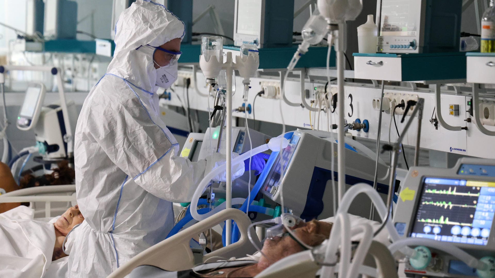 Covid-Intensivstation (Symbolfoto): Auch, wenn Omikron zu leichteren Verläufen führt, trifft es einige weiterhin schwer.