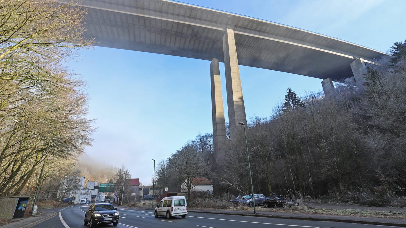 Die gesperrte Talbrücke Rahmede (Archivbild): Sie soll bald gesprengt werden.
