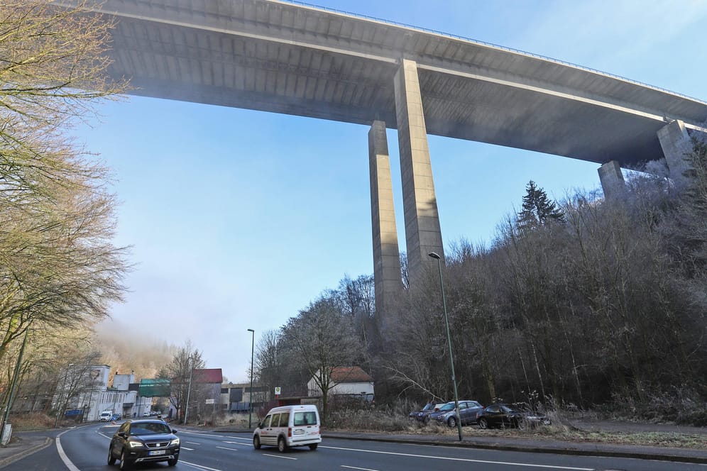 Die gesperrte Talbrücke Rahmede (Archivbild): Sie soll bald gesprengt werden.