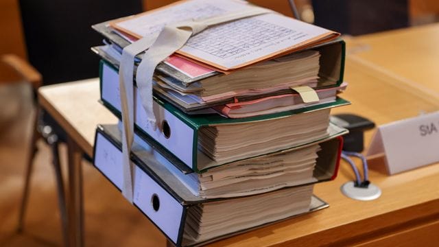 Unterlagen zum Mordfall in Berliner Wettbüro (Archiv): Nachdem der Bundesgerichtshof das Strafmaß aufgehoben hat, startet die Revision. Unterlagen zum Mordfall in Berliner Wettbüro (Archiv): Nachdem der Bundesgerichtshof das Strafmaß aufgehoben hat, startet die Revision.