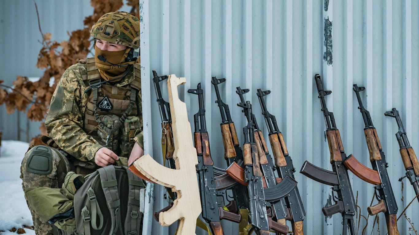 Die Waffen stehen bereit: Wie vielerorts im Land gibt es auch in der Hauptstadt Kiew Übungen für die Zivilbevölkerung.