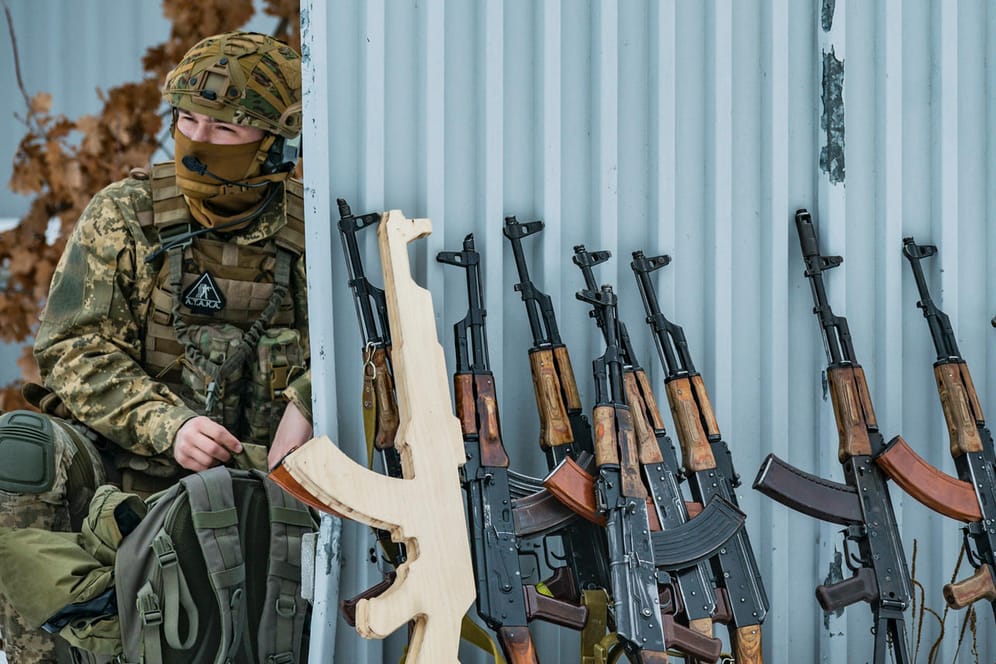 Die Waffen stehen bereit: Wie vielerorts im Land gibt es auch in der Hauptstadt Kiew Übungen für die Zivilbevölkerung.