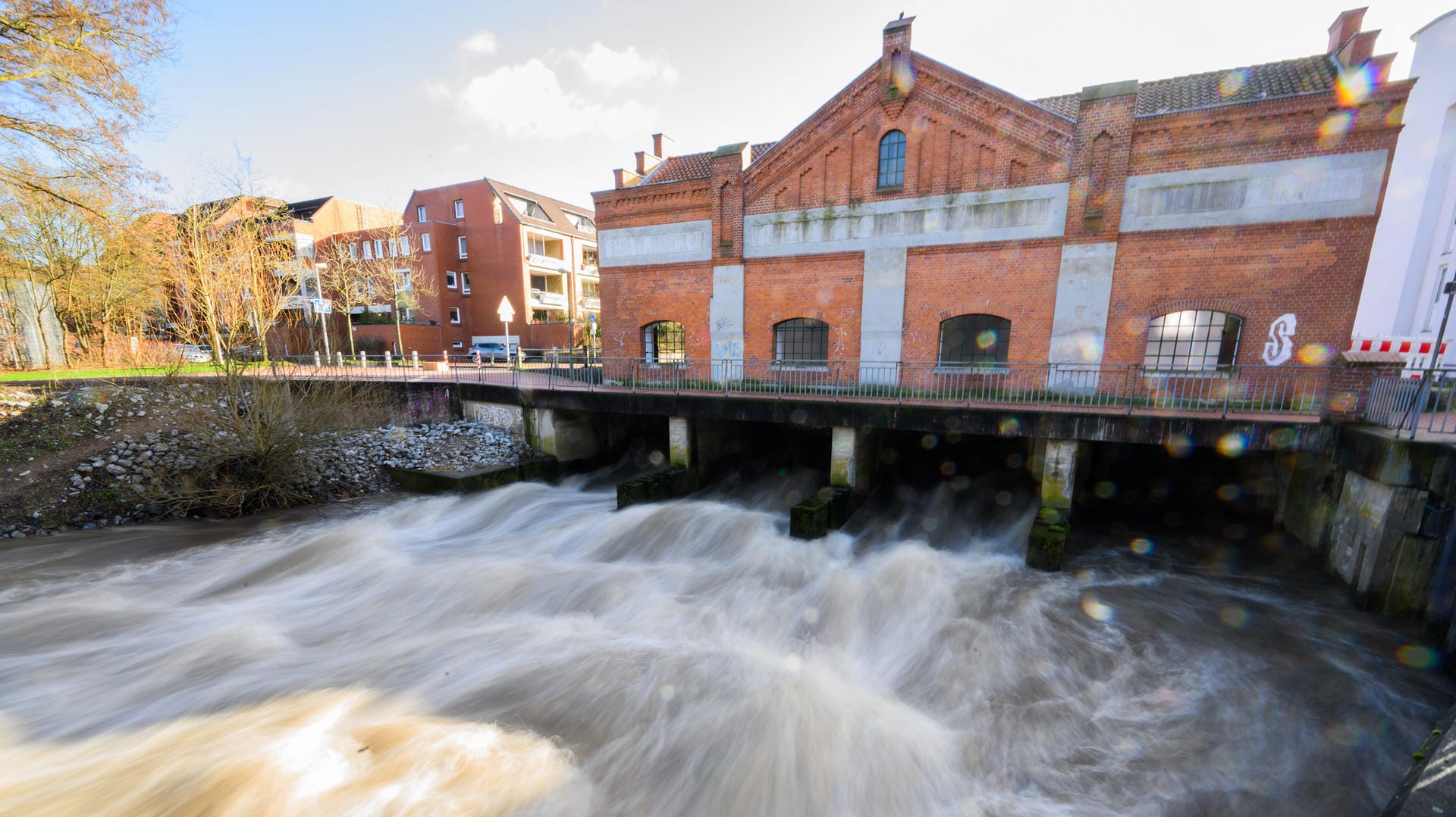 Wassermaßen fließen über das Leinewehr an der Leineinsel: Stärkere Regenfälle lassen die Flusspegel in Niedersachsen steigen. Wassermaßen fließen über das Leinewehr an der Leineinsel: Stärkere Regenfälle lassen die Flusspegel in Niedersachsen steigen.