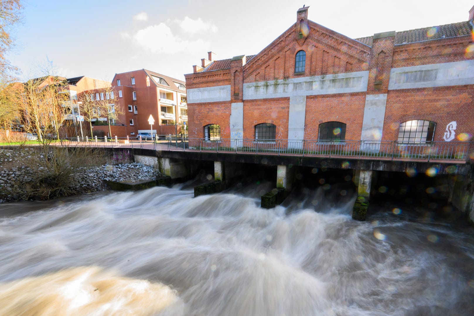 Wassermaßen fließen über das Leinewehr an der Leineinsel: Stärkere Regenfälle lassen die Flusspegel in Niedersachsen steigen.