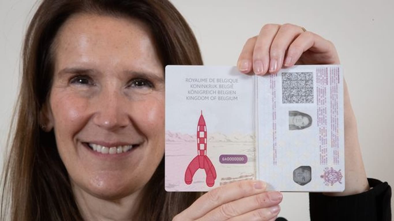 Die belgische Außenministerin Sophie Wilmes mit dem neuen belgischen Reisepass mit einer Zeichnung der Rakete von "Tim und Struppi".