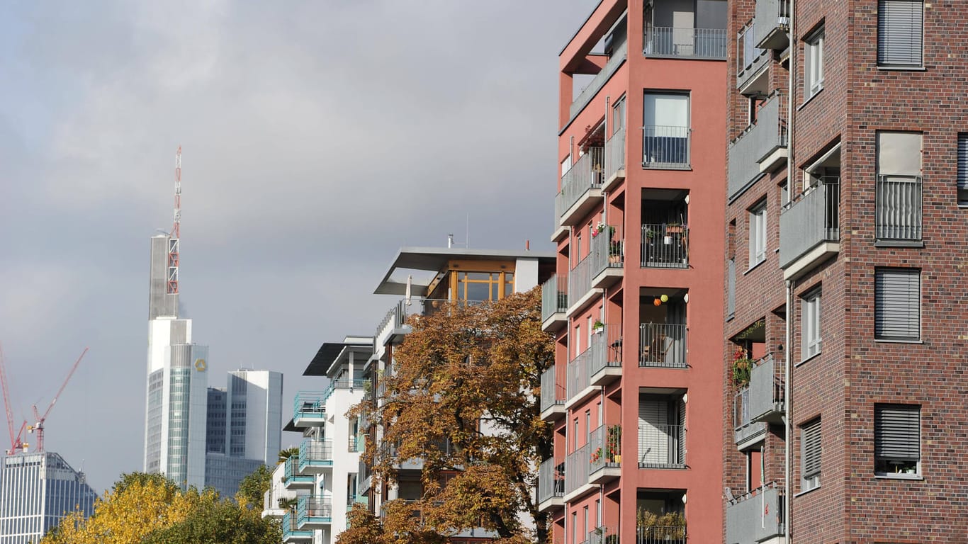 Wohnungen in Frankfurt mit Skyline-Blick (Symbolbild): Besonders Betroffene aus Frauenhäusern haben kaum Chancen auf dem Wohnungsmarkt.