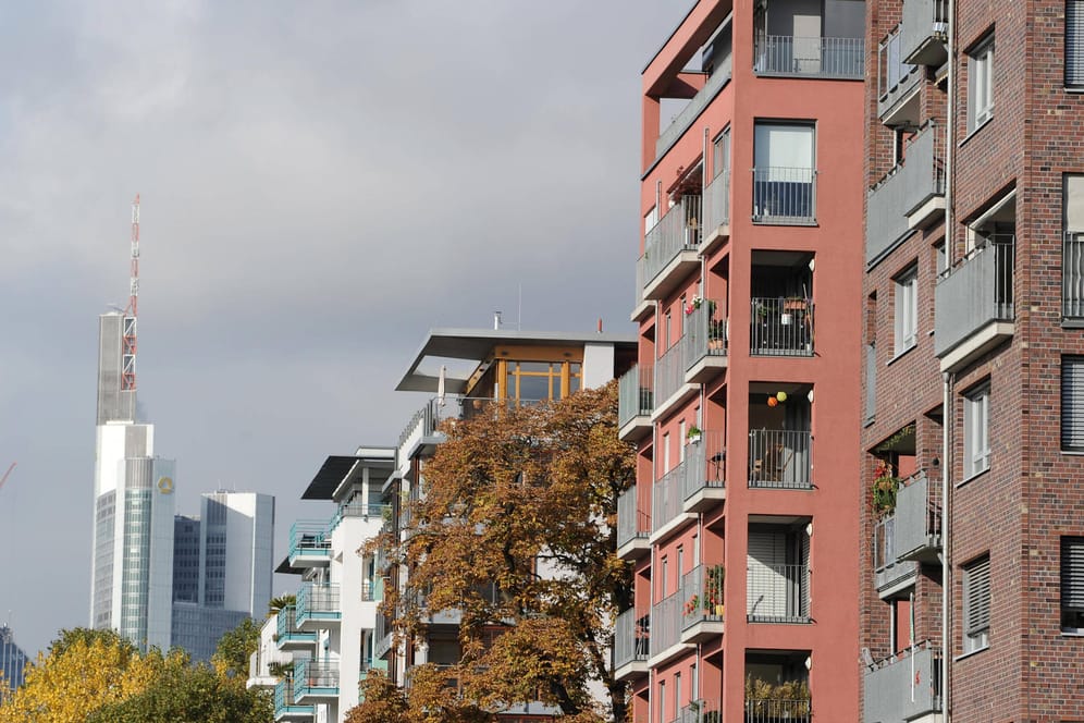 Wohnungen in Frankfurt mit Skyline-Blick (Symbolbild): Besonders Betroffene aus Frauenhäusern haben kaum Chancen auf dem Wohnungsmarkt.