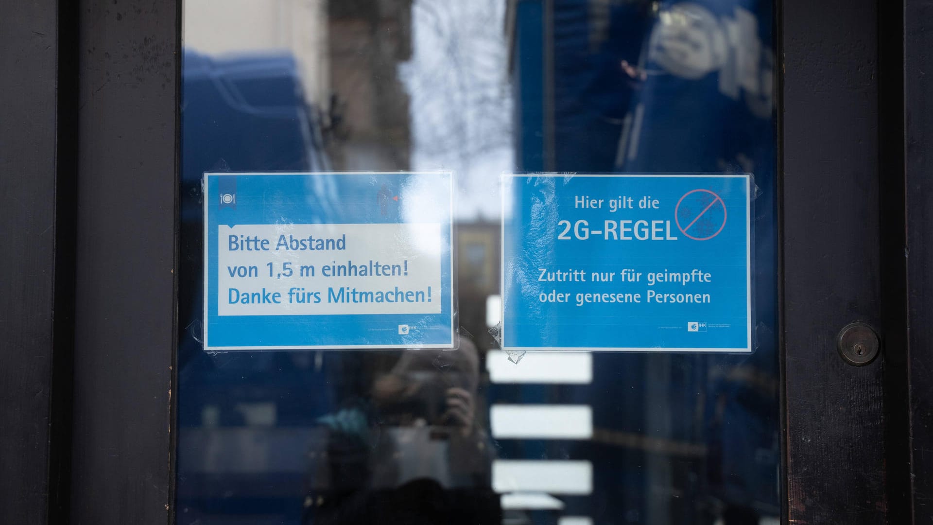 Ein Schild weist auf die 2G-Regel hin (Symbolbild): Diese soll im Berliner Einzelhandel künftig entfallen.