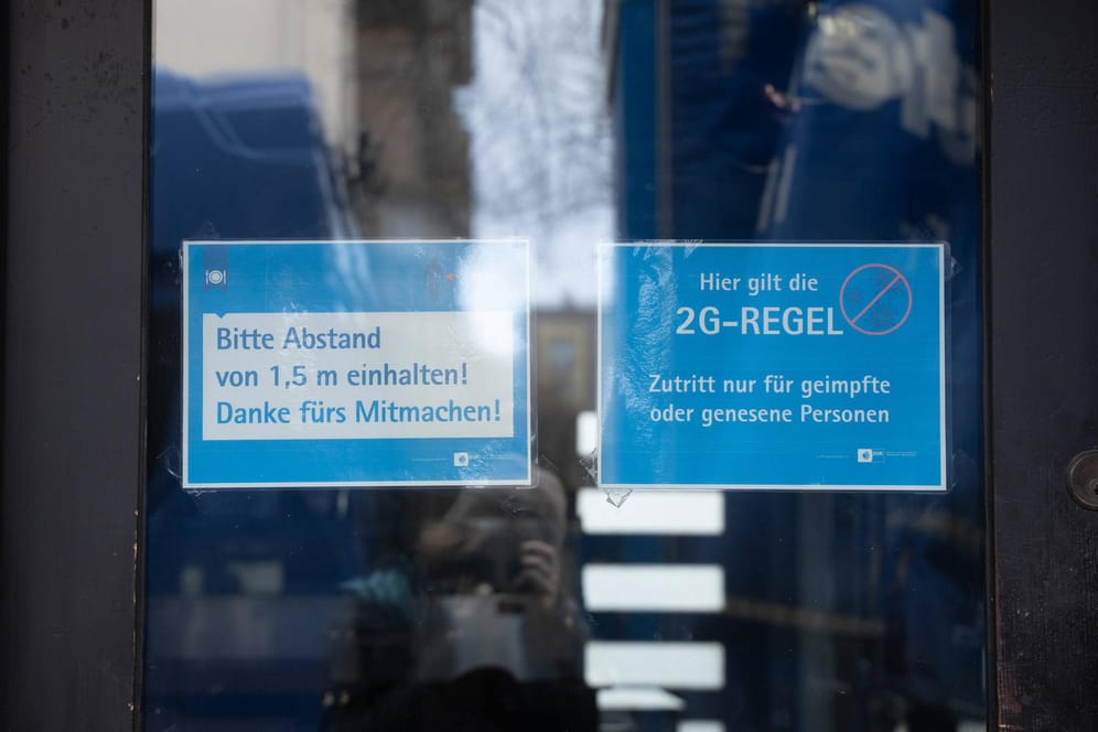 Ein Schild weist auf die 2G-Regel hin (Symbolbild): Diese soll im Berliner Einzelhandel künftig entfallen.