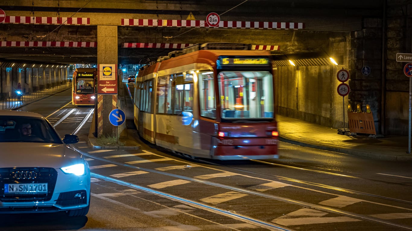 Straßenbahn in Nürnberg (Symbolbild): Die Polizei sucht nach der Frau, die nach dem Sturz den Rettungsdienst rief.