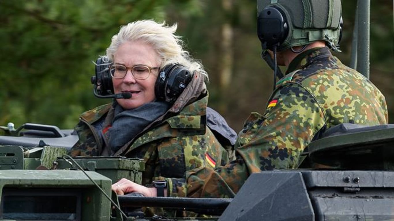 "Auf uns ist Verlass": Christine Lambrecht in einem Gefährt der Panzerlehrbrigade 9 in Munster.
