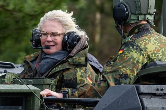 "Auf uns ist Verlass": Christine Lambrecht in einem Gefährt der Panzerlehrbrigade 9 in Munster.