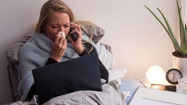 Im Bett ist der Laptop eh zur Hand: Da checkt man schnell mal Mails, anstatt sich auszukurieren.