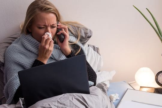 Im Bett ist der Laptop eh zur Hand: Da checkt man schnell mal Mails, anstatt sich auszukurieren.