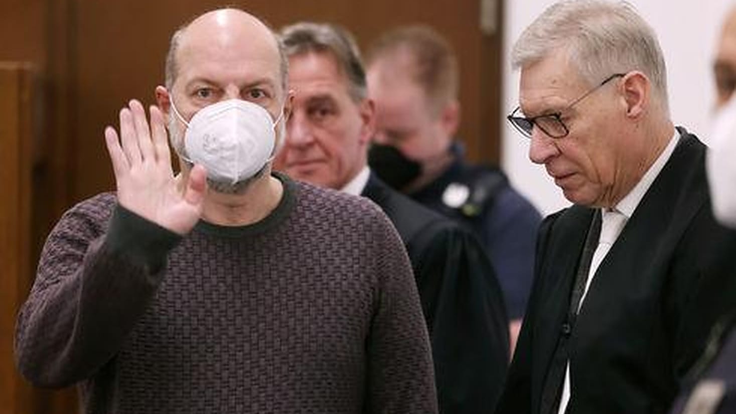 Der Angeklagte Thomas Drach (l.) winkt im Landgericht beim Betreten des Gerichtssaals neben seinen Anwälten Andreas Kerkhof (m.) und Dirk Kruse: Die Staatsanwaltschaft wirft Drach vier Überfälle auf Geldtransporter vor. Der Angeklagte Thomas Drach (l.) winkt im Landgericht beim Betreten des Gerichtssaals neben seinen Anwälten Andreas Kerkhof (m.) und Dirk Kruse: Die Staatsanwaltschaft wirft Drach vier Überfälle auf Geldtransporter vor.
