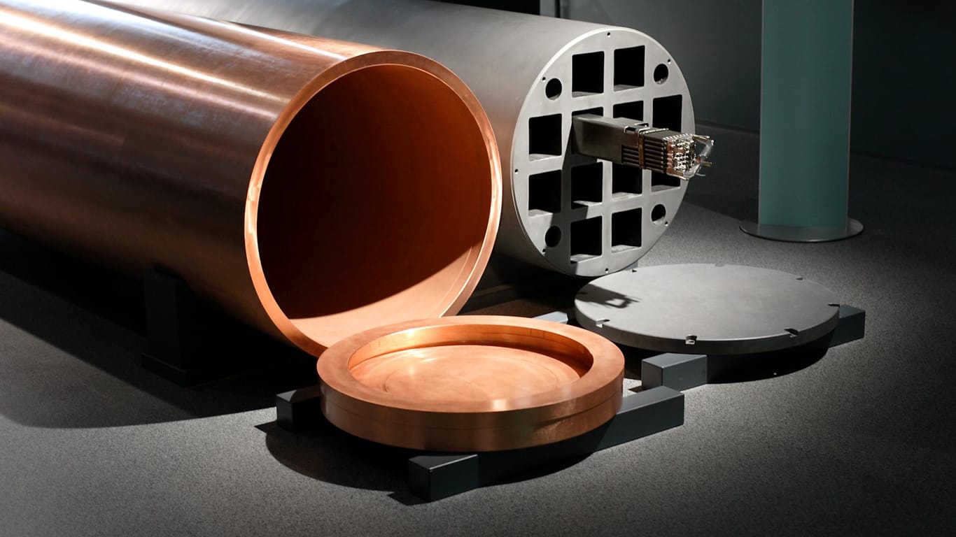 Die Brennelemente werden zunächst in eine Metallkonstruktion geschoben und dann in einem Kupferbehälter verschweißt.