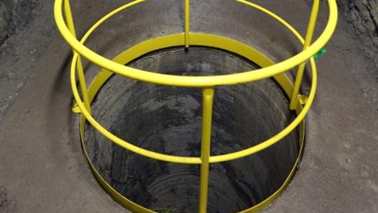 Die Kapseln werden in Löchern im Tunnelboden gelagert.