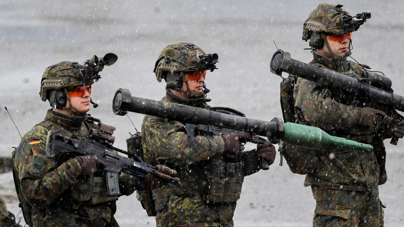 Bundeswehrsoldaten in Munster: Die Verteidigungsministerin hat angekündigt, 350 weitere Soldaten nach Litauen zu schicken.