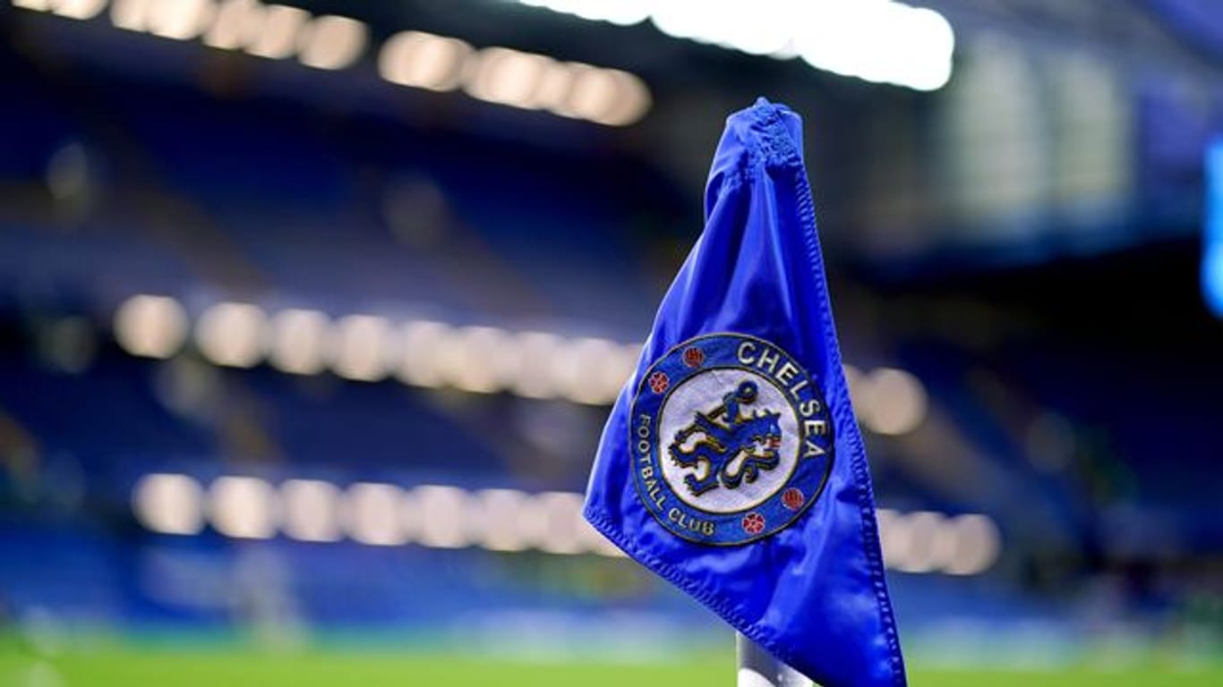 An der Stamford Bridge ist auf einer der Eckfahnen ein Logo des FC Chelsea zu sehen.