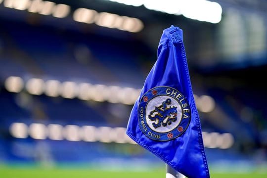 An der Stamford Bridge ist auf einer der Eckfahnen ein Logo des FC Chelsea zu sehen.