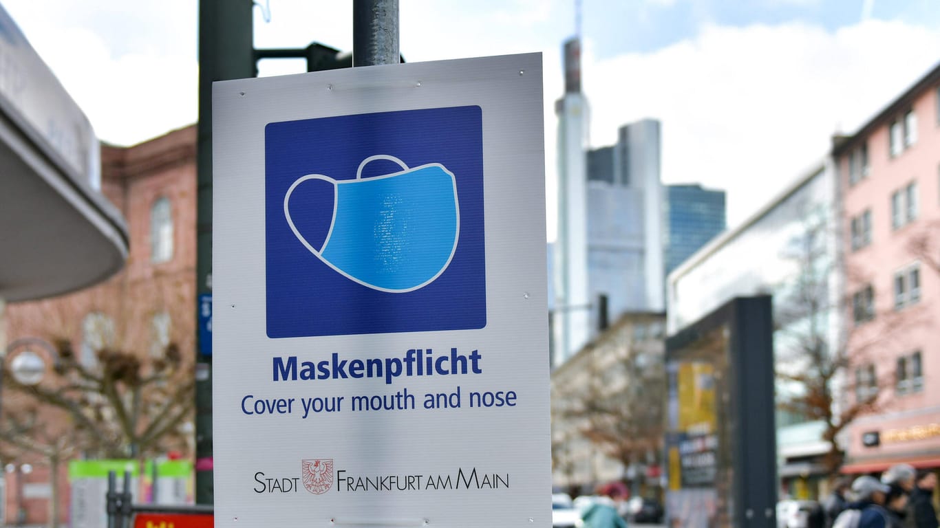 Hinweisschild auf die Maskenpflicht in der Frankfurter Innenstadt (Archivbild): Wegen der Hotspot-Regelung galt eine Maskenpflicht und ein Alkoholverbot.
