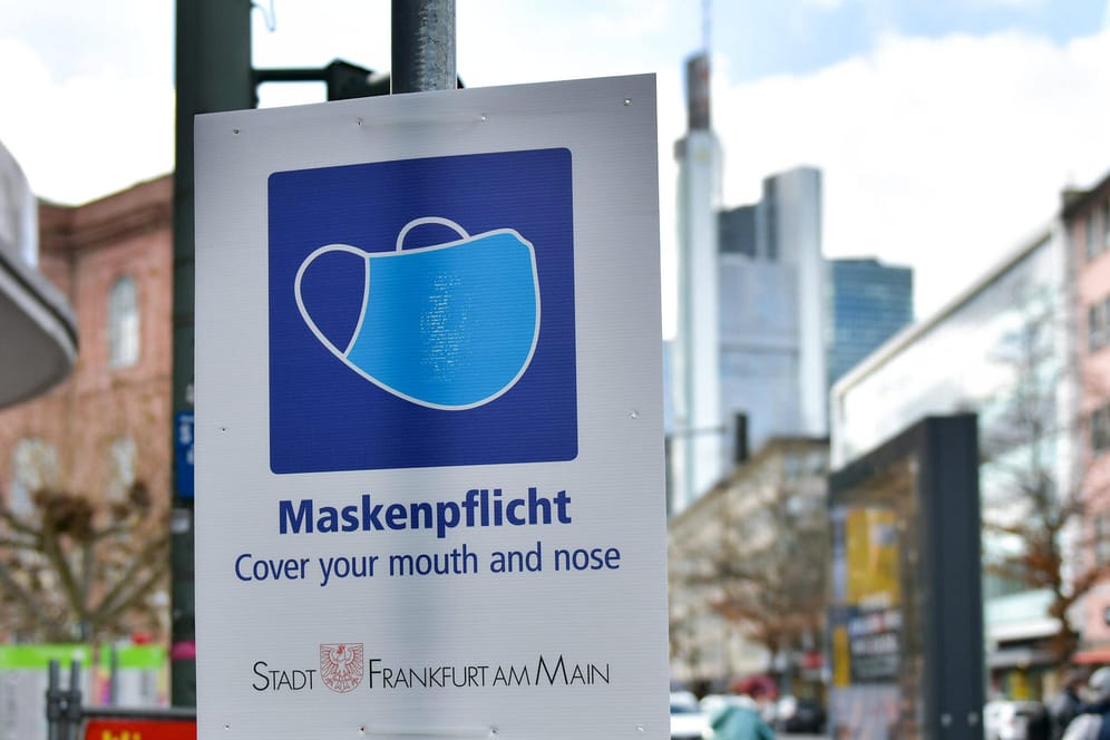 Hinweisschild auf die Maskenpflicht in der Frankfurter Innenstadt (Archivbild): Wegen der Hotspot-Regelung galt eine Maskenpflicht und ein Alkoholverbot.
