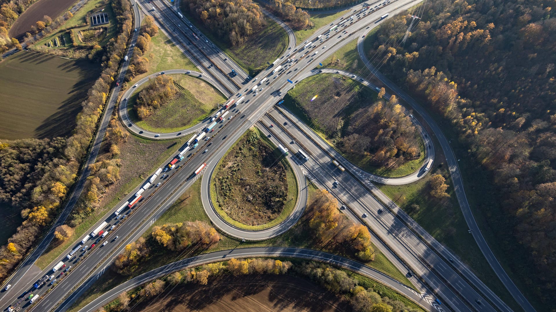 Das Westhofener Kreuz aus der Luft (Symbolbild): Die A1 in Richtung Bremen ist mehrere Stunden gesperrt.