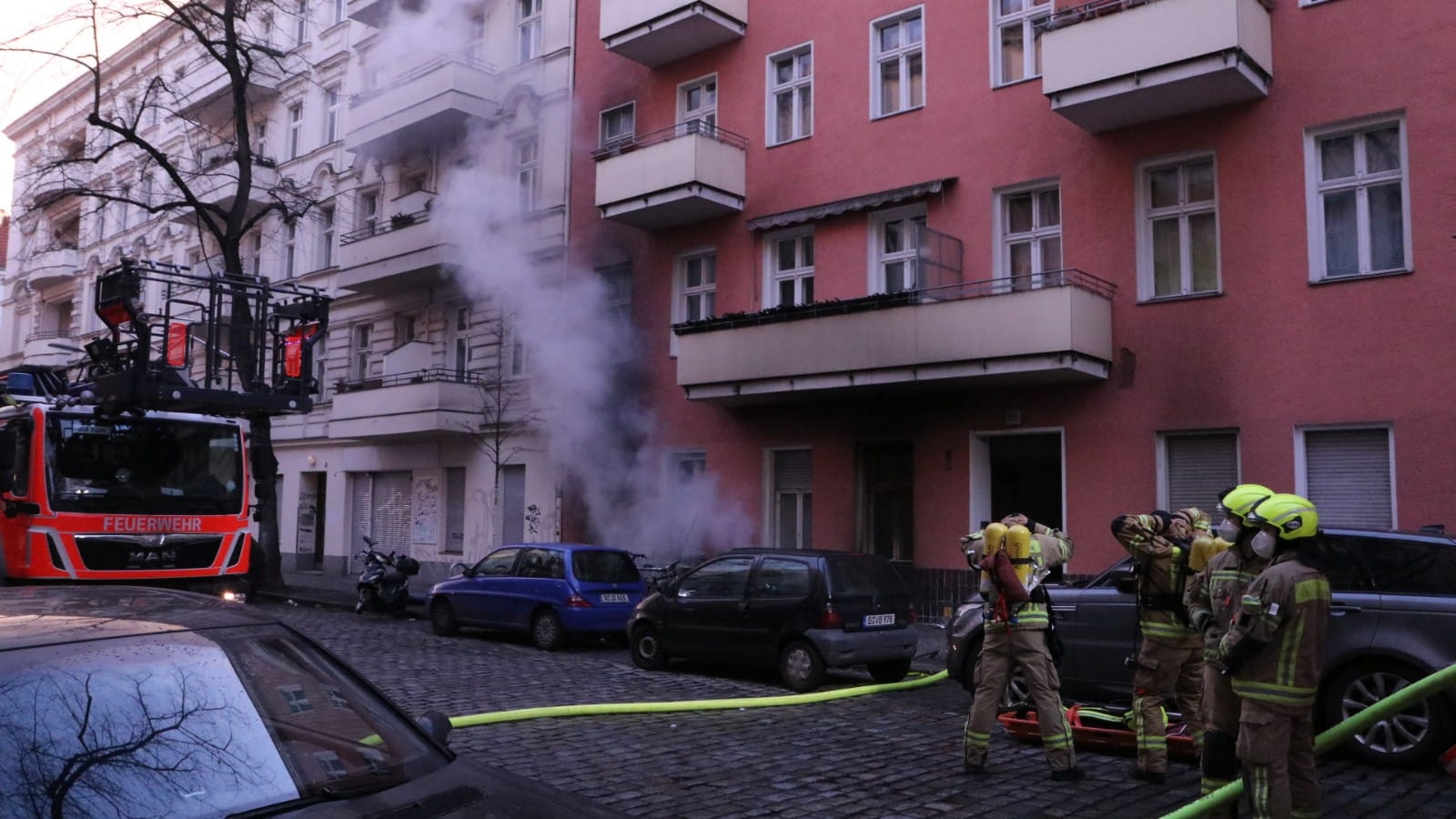 Kellerbrand in Berlin-Neukölln: Die Feuerwehr war mit rund 90 Einsatzkräften vor Ort.