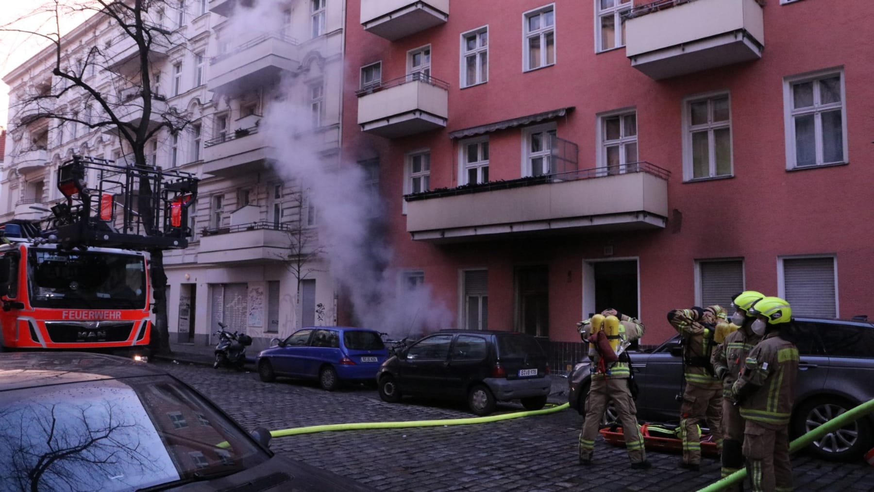 Berlin Kellerbrand in Neukölln vier Menschen gerettet