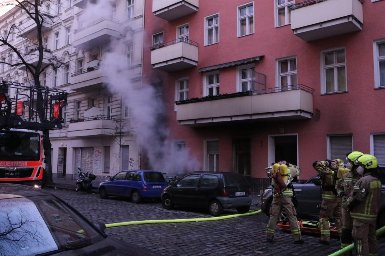 Kellerbrand in Berlin-Neukölln: Die Feuerwehr war mit rund 90 Einsatzkräften vor Ort.