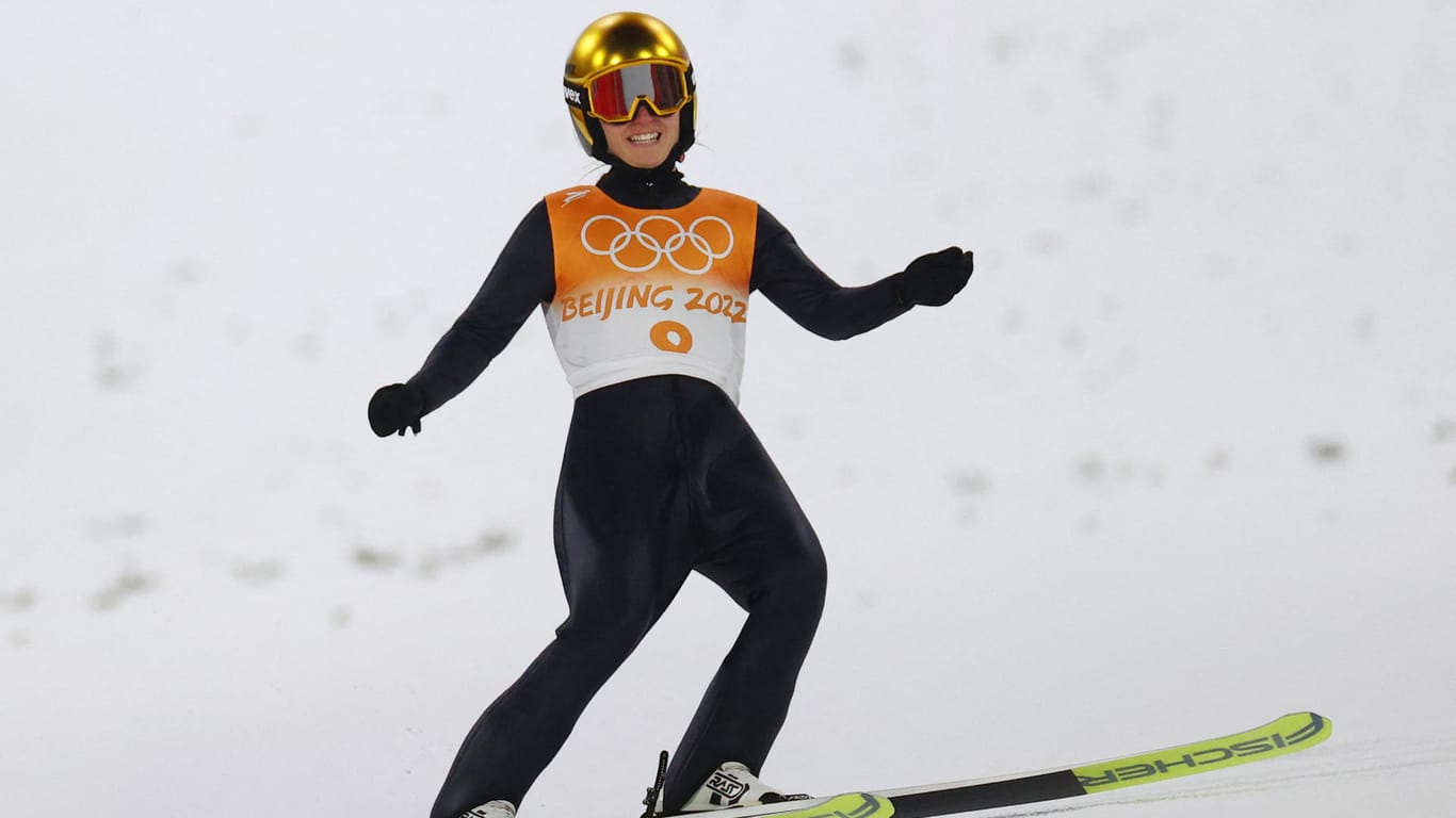 Erster Durchgang im Mixed-Teamwettbewerb: Kurz nach der Landung war Katharina Althaus noch bester Dinge.