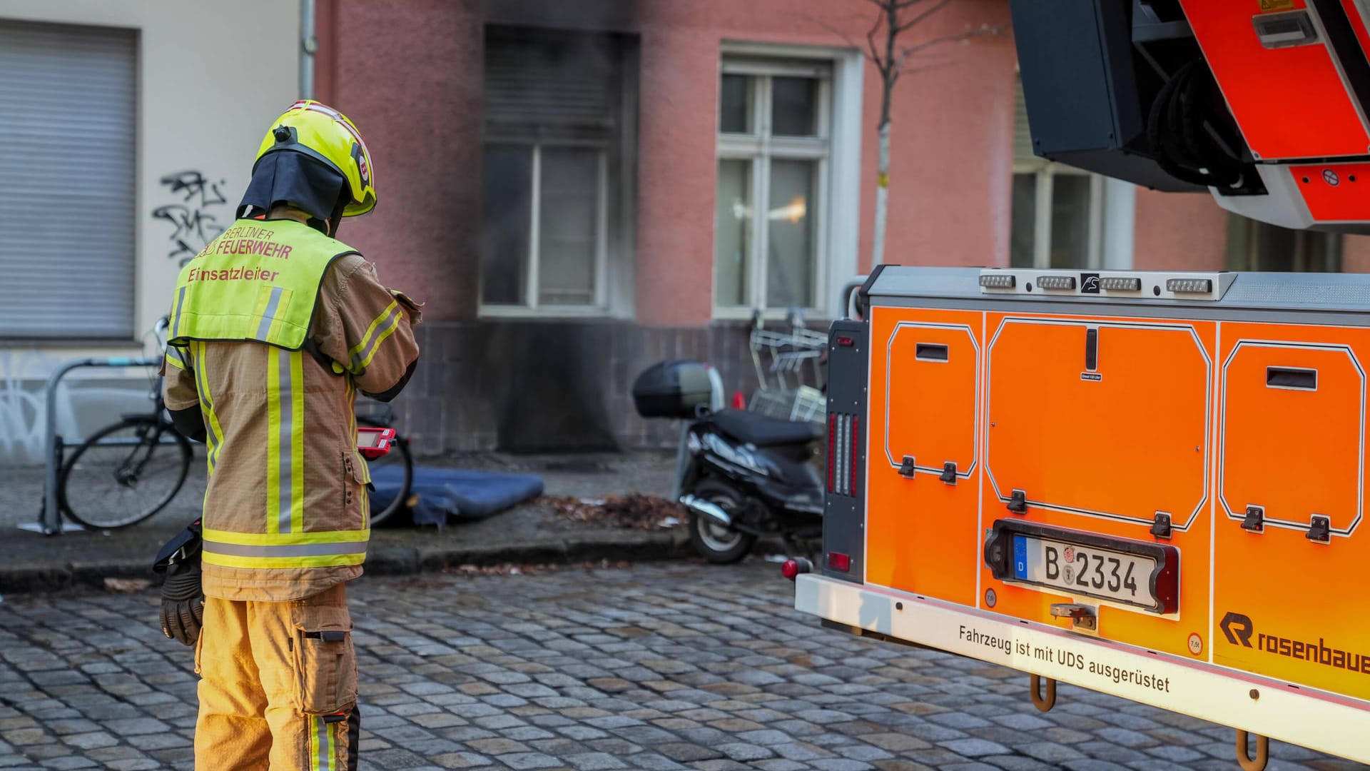 Feuerwehr vor Wohnhaus (Symbolbild): Die Wohnung des Ehepaars aus Neuss ist schwer zerstört.