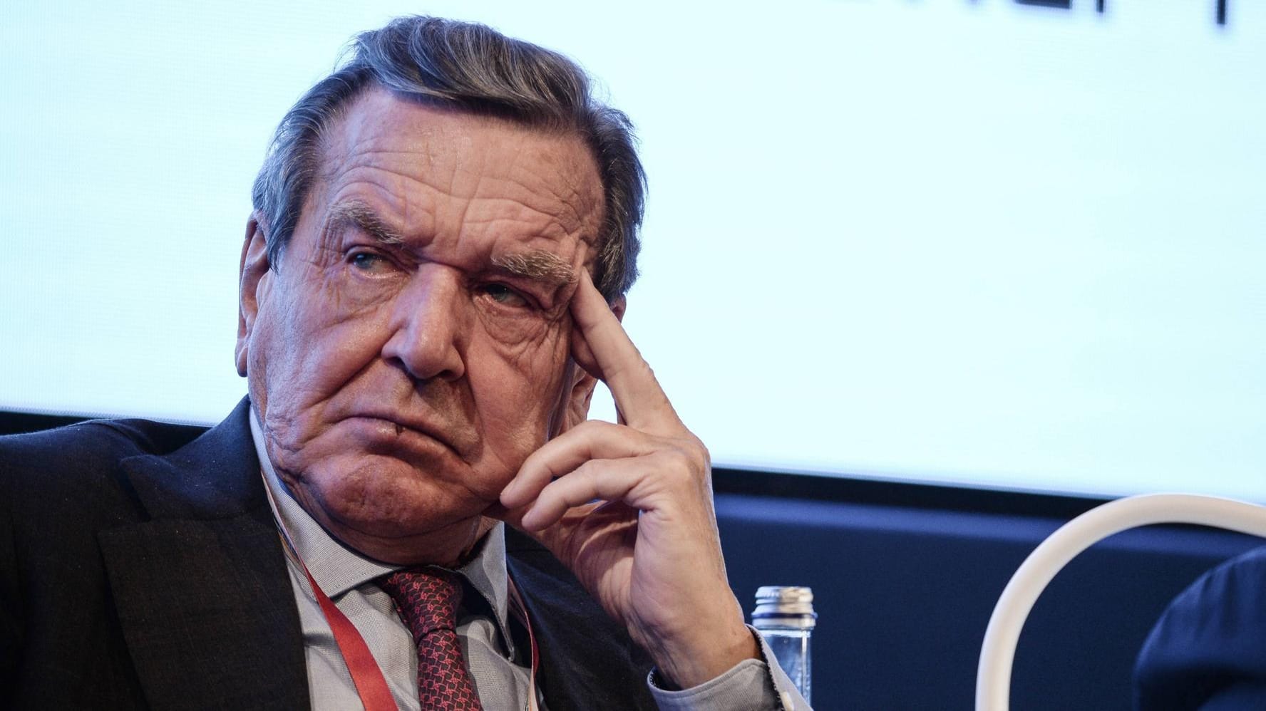 Gerhard Schröder: Der ukrainische Außenminister Dmytro Kuleba hat den Altkanzler mit dem Sprecher von Wladimir Putin verglichen.