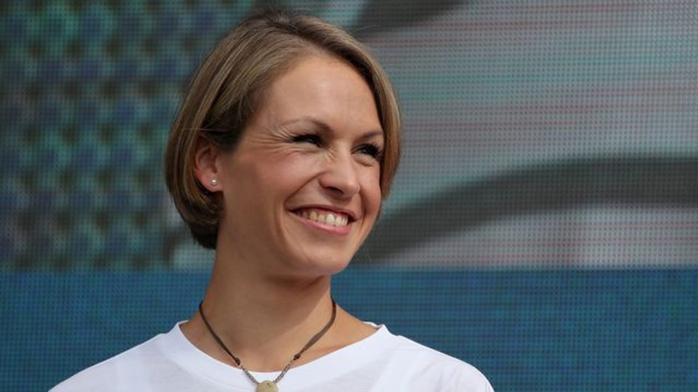 Magdalena Neuner, ehemalige deutsche Biathletin, freut sich über Denise Herrmanns Olympiagold.