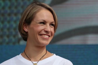 Magdalena Neuner, ehemalige deutsche Biathletin, freut sich über Denise Herrmanns Olympiagold.